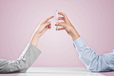 cep telefonu kullaranarak eller