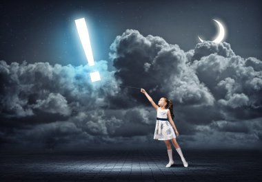 Kız holding ünlem işareti