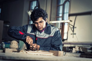 Kesici ile iş yerinde bir marangoz