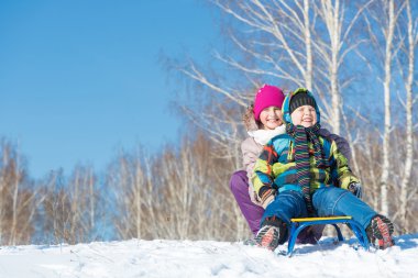 İki sevimli kız eğleniyor