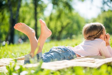 Çocuk parkında yalan