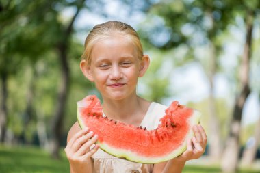 Karpuz dilimi ile çocuk