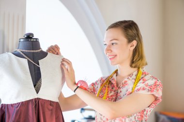 Genç güzel needlewoman