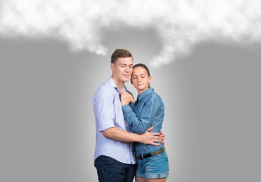 Mutlu çift kucaklaşması