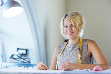 needlewoman stüdyosu boyun bandı ile