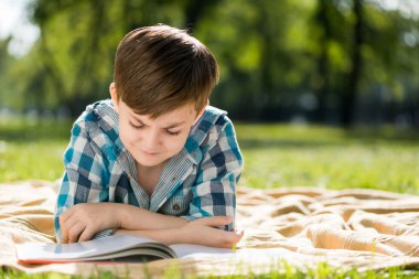 Çocuk battaniye var yalan ve kitap okuma