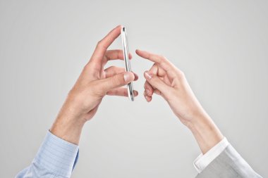 cep telefonu kullaranarak eller