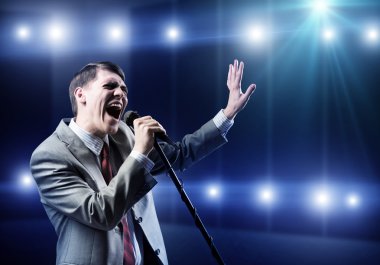 işadamı mikrofon ile