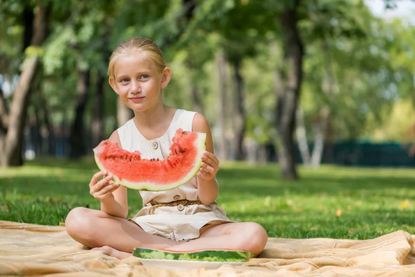 Kind mit Wassermelonenscheibe — Stockfoto