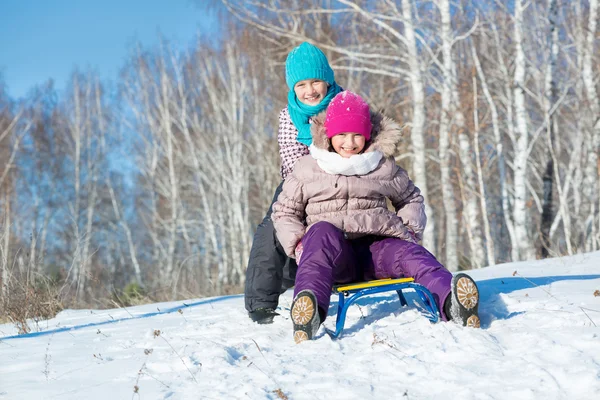 Twee leuke meisjes plezier — Stockfoto