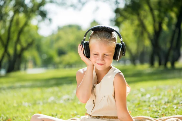 Flicka njuter av musik — Stockfoto