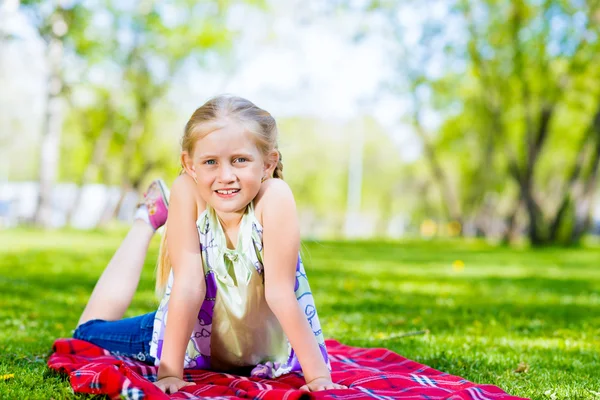 Портрет улыбающейся девушки в парке — стоковое фото