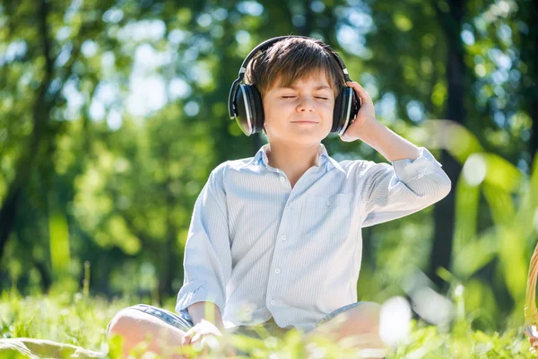 Ragazzo godendo di musica — Foto Stock