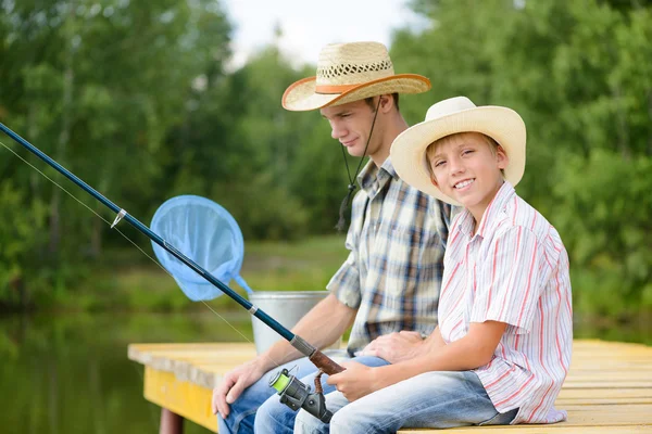 Père et fils. Pêche estivale — Photo