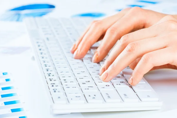 Mujer imprime en un teclado —  Fotos de Stock