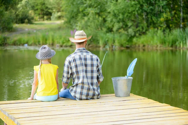 Padre e figlia pesca estiva — Foto Stock