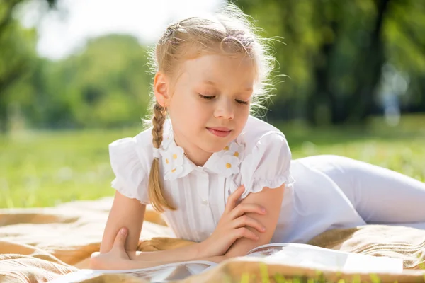 Chica en el parque libro de lectura — Foto de Stock