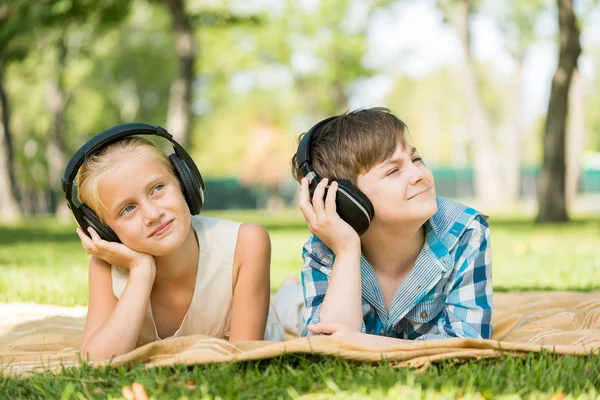 Niños con auriculares — Foto de Stock