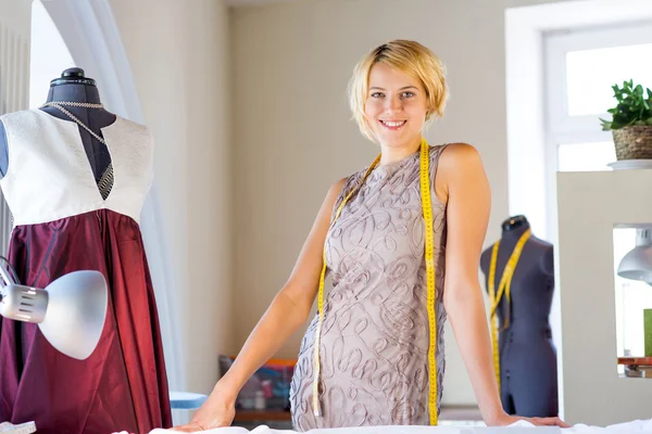 Costurera en estudio atelier — Foto de Stock