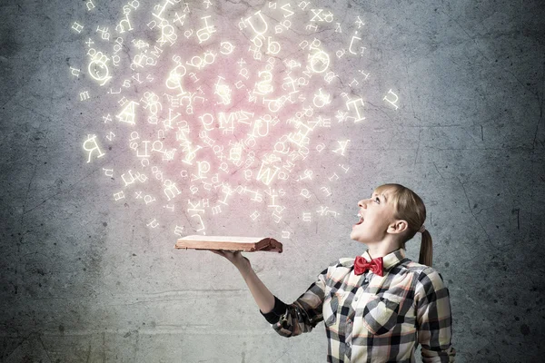 Ragazza con libro in mano — Foto Stock