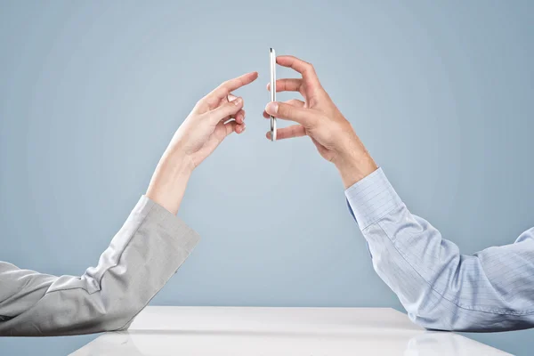 Manos usando teléfono móvil — Foto de Stock