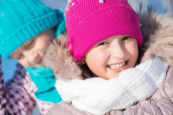 Twee leuke meisjes plezier — Stockfoto