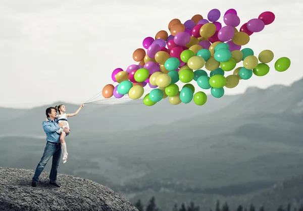 Щаслива сім'я з повітряними кулями — стокове фото