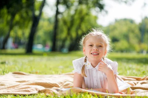 Dívka těší letní — Stock fotografie