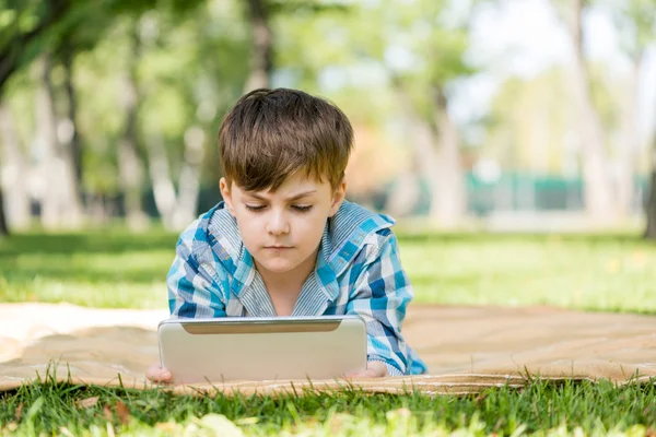 Boy using tablet pc — Stockfoto