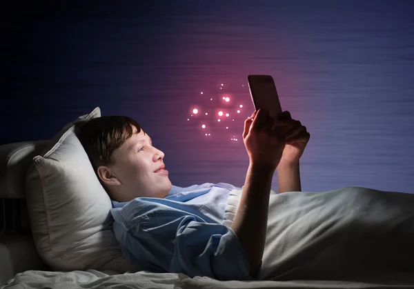 Teenager Reading in bed — Stock Photo, Image