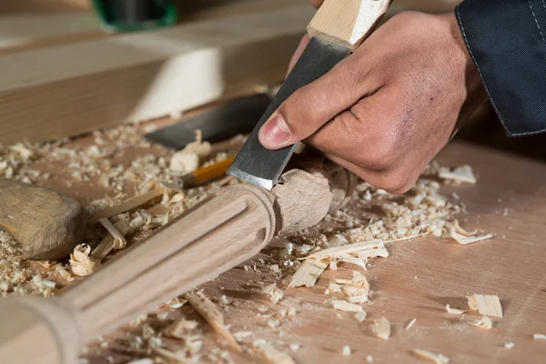 Mãos que trabalham com cortador — Fotografia de Stock