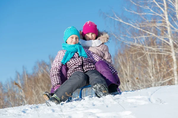 Twee leuke meisjes plezier — Stockfoto