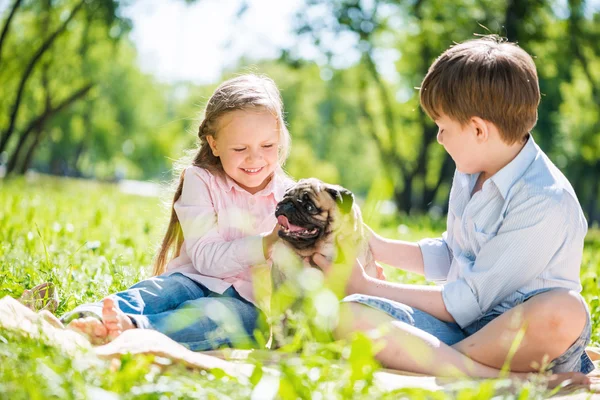 Děti v parku s pet — Stock fotografie