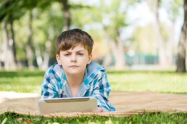 Boy using tablet pc — Stockfoto