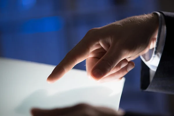 Man using tablet — Stock Photo, Image