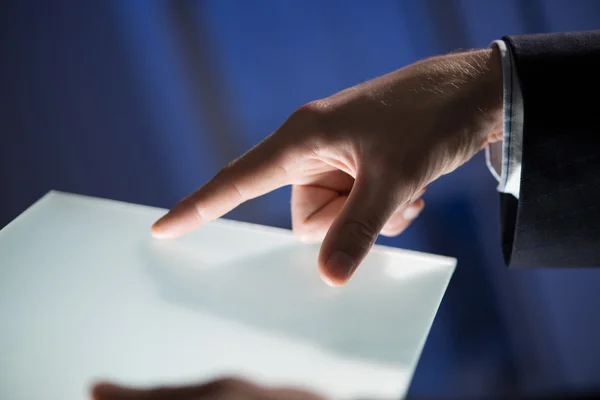 Man using tablet — Stock Photo, Image