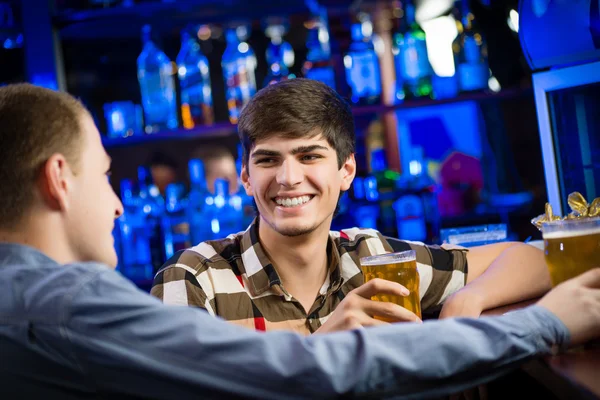 Junger Mann an der Bar — Stockfoto