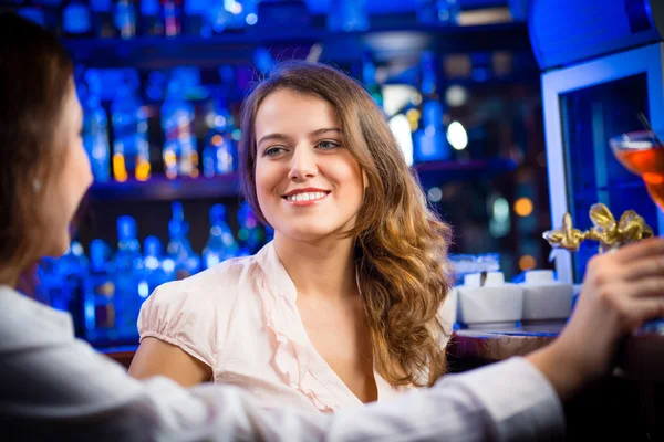 年轻妇女在一家酒吧中 — 图库照片