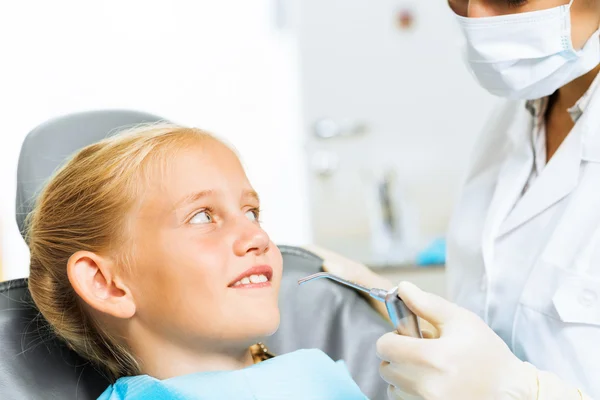 Dentista a inspecionar paciente — Fotografia de Stock