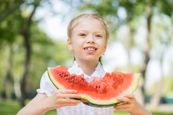 Kind mit Wassermelonenscheibe — Stockfoto