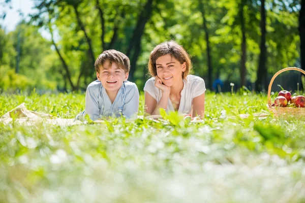 Familie im Sommerpark — Stockfoto