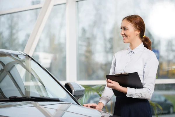 Consultant des ventes près de voiture — Photo