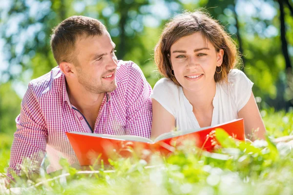 Joven pareja romántica — Foto de Stock