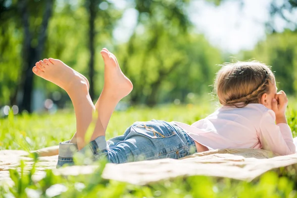 Ragazzo sdraiato nel parco — Foto Stock