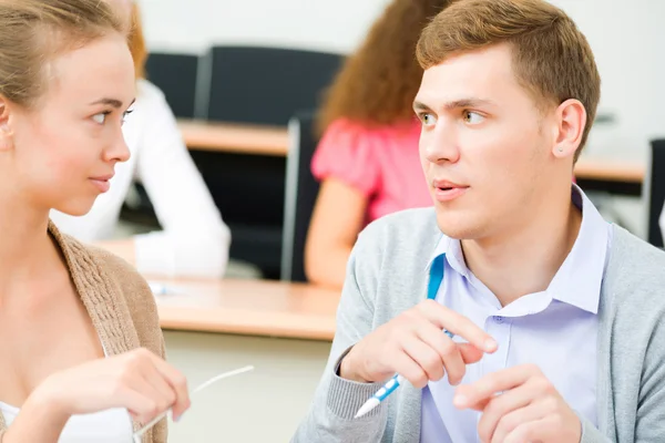 Estudantes conversando na sala de aula — Fotografia de Stock