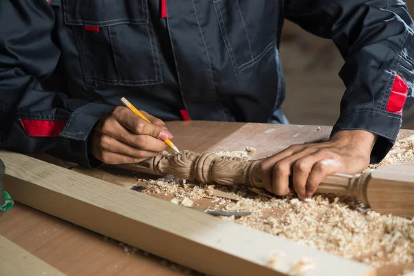 Handen die met kotterstag werken — Stockfoto