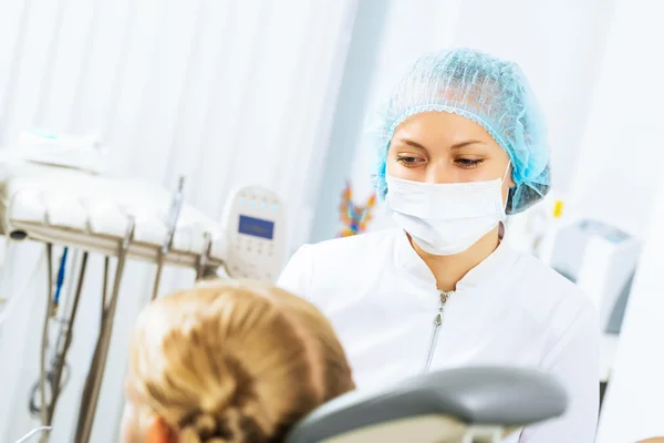 Dentista inspeccionando paciente — Foto de Stock