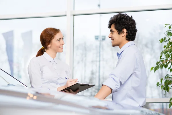 Mujer joven consultora — Foto de Stock