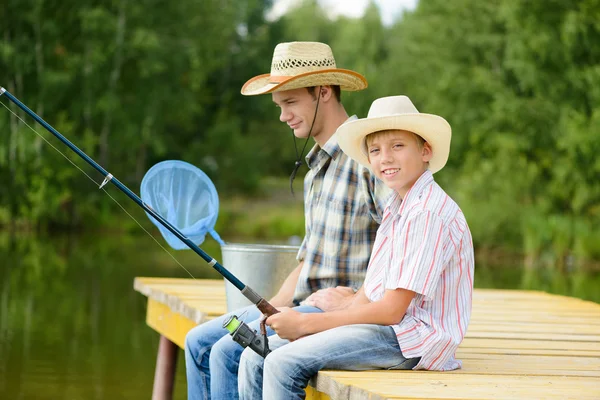 Père et fils. Pêche estivale — Photo