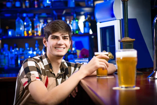 Junger Mann an der Bar — Stockfoto